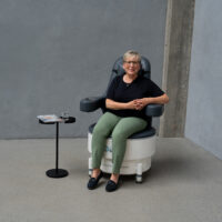 Behandlung auf dem EMP Chair Pro Beckenbodenstuhl